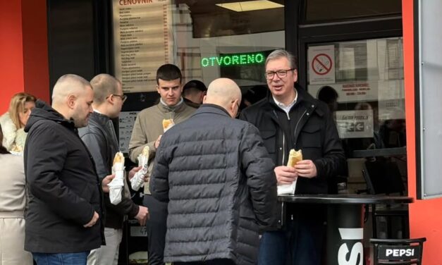 „Ahelyett, hogy elment volna a vasútállomáshoz, Vučić inkább szendvicset evett”