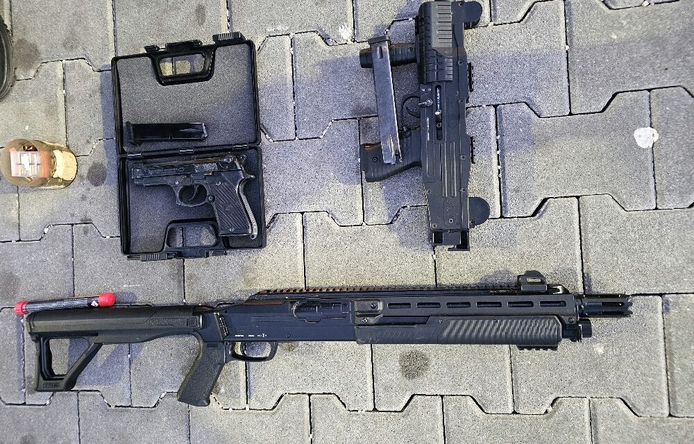 Fegyvert, drogot és aranyat találtak a vámosok egy autóban