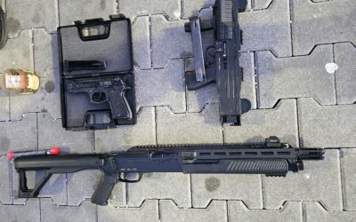 Fegyvert, drogot és aranyat találtak a vámosok egy autóban