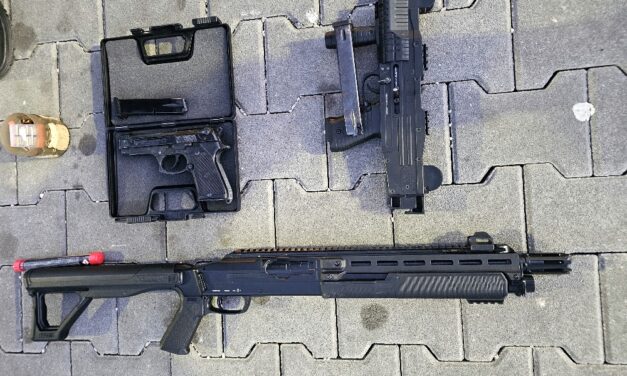 Fegyvert, drogot és aranyat találtak a vámosok egy autóban