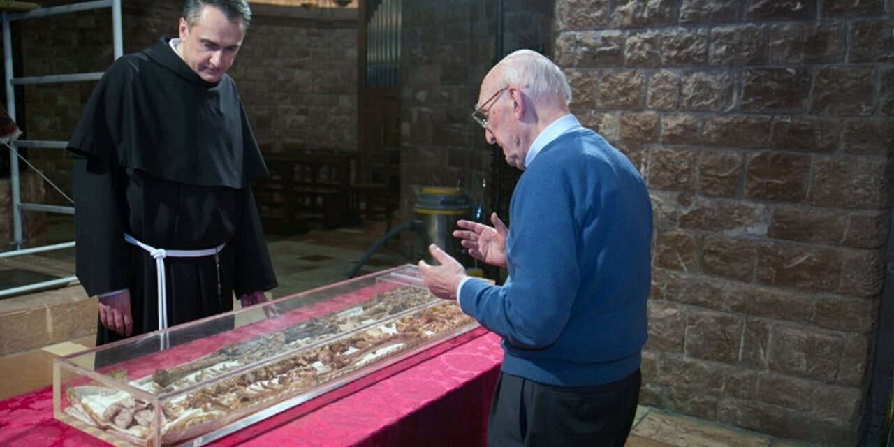 Első alkalommal állítják ki Assisi Szent Ferenc földi maradványait Assisiben