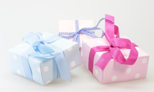 Egyedi ajándékötletek: miért lehet az egyedi póló a tökéletes választás?