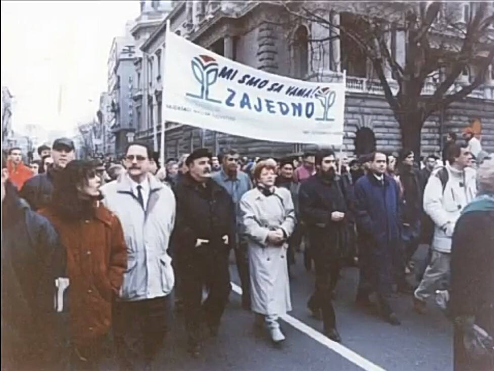 A belgrádi tüntetésen valamikor 1997. táján. Balról jobbra: Biacsi Áron, Szilágyi Dorottya,Józsa László, Kasza József, Dr. Csehák Korhecz Rozália, Siflis Zoltán és Pásztor István. Mögöttük Fodor János (Fotó: Molnár Megyeri Pál)