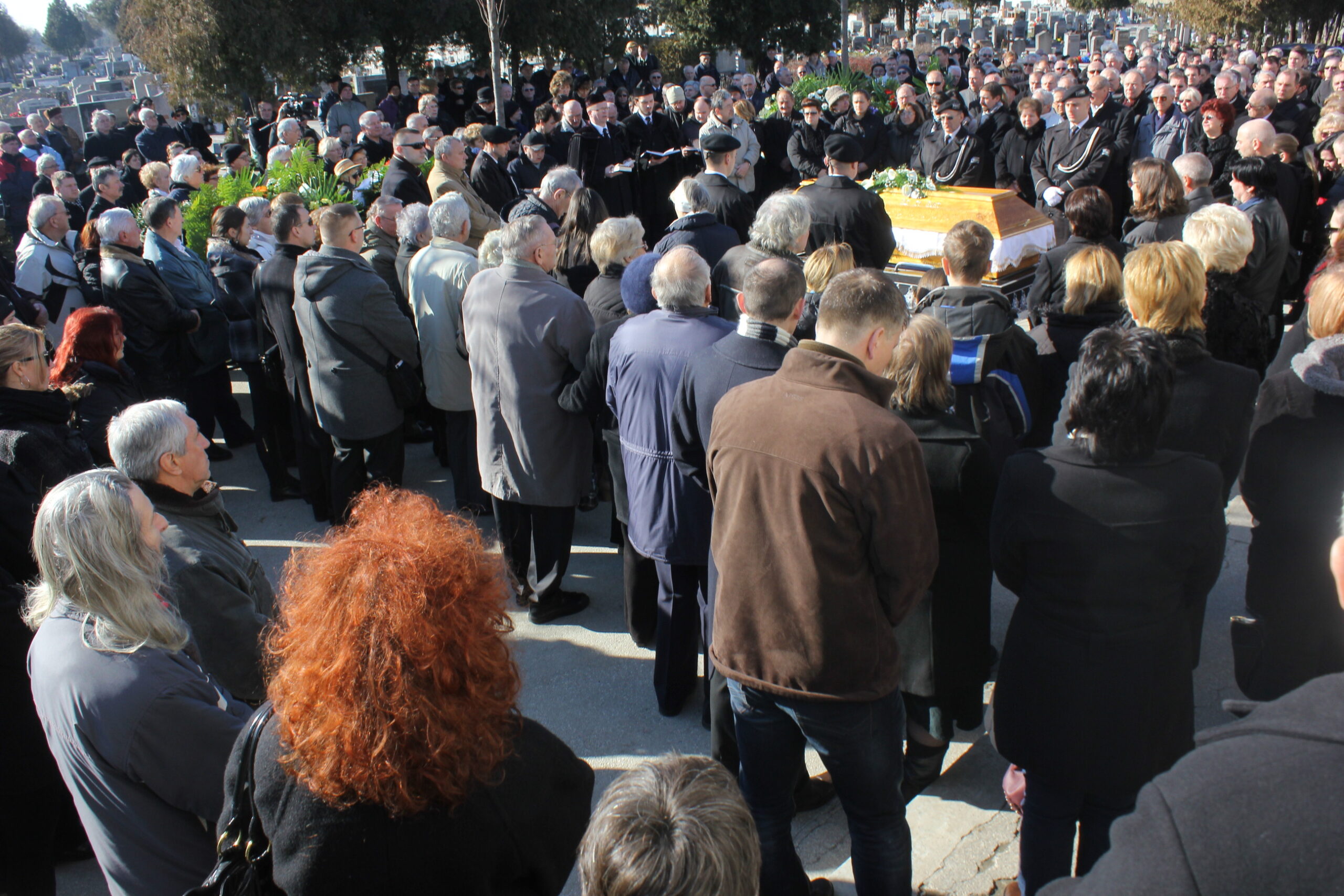 Temetésén több száz rangos országos politikus és hétköznapi ember rótta le kegyeletét.Ténylegesen tekintélyes közéleti ember volt. Bárki mást mond: hazudik!