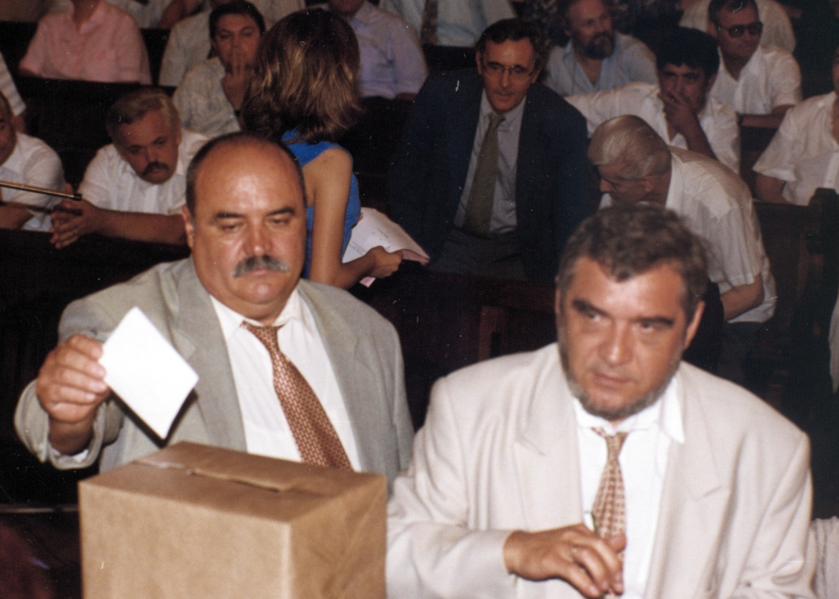 Kasza létrehozta 1999-ben az Ideiglenes Magyar Nemzeti Tanácsot. A szavazásunk pillanatát megörökítették az utókornak