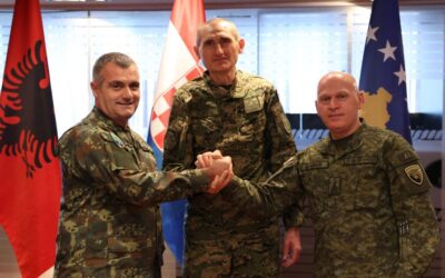 A hármas katonai szövetség szálka Szerbia szemében