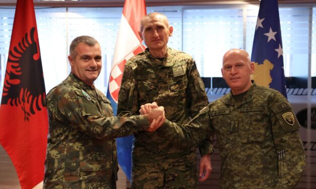 A hármas katonai szövetség szálka Szerbia szemében