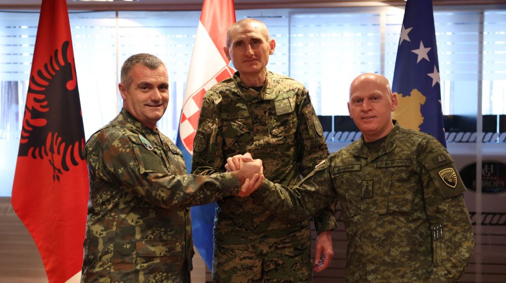 A hármas katonai szövetség szálka Szerbia szemében