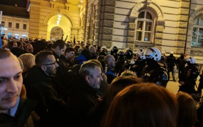 Újvidéken kormánypártiak és ellenzékiek tüntettek néhány méterre egymástól