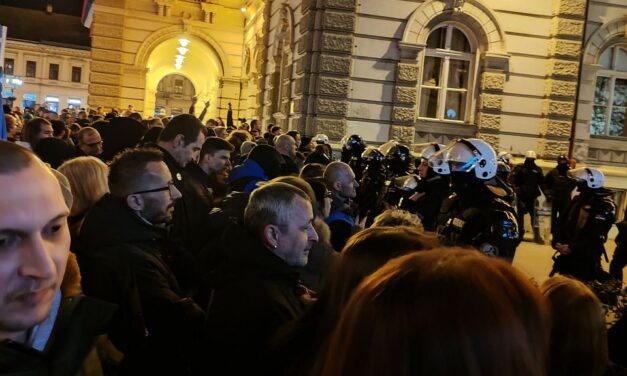 Újvidéken kormánypártiak és ellenzékiek tüntettek néhány méterre egymástól