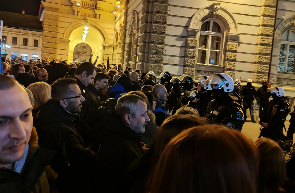 Újvidéken kormánypártiak és ellenzékiek tüntettek néhány méterre egymástól