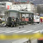 Kisiklott és a megállóba csapódott egy villamos Szarajevóban