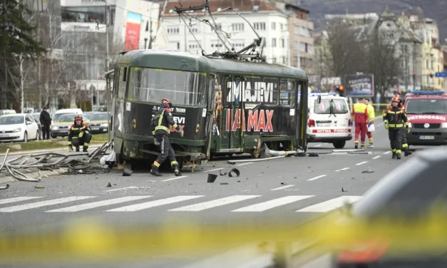 Kisiklott és a megállóba csapódott egy villamos Szarajevóban