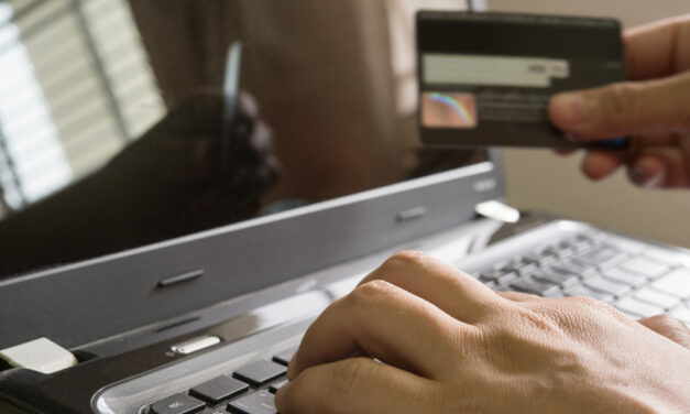 Átutalt magának 10 millió dinárt