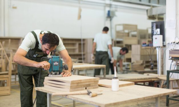Három hónapja nem kaptak fizetést, hatszázan felálltak a gépek mellől