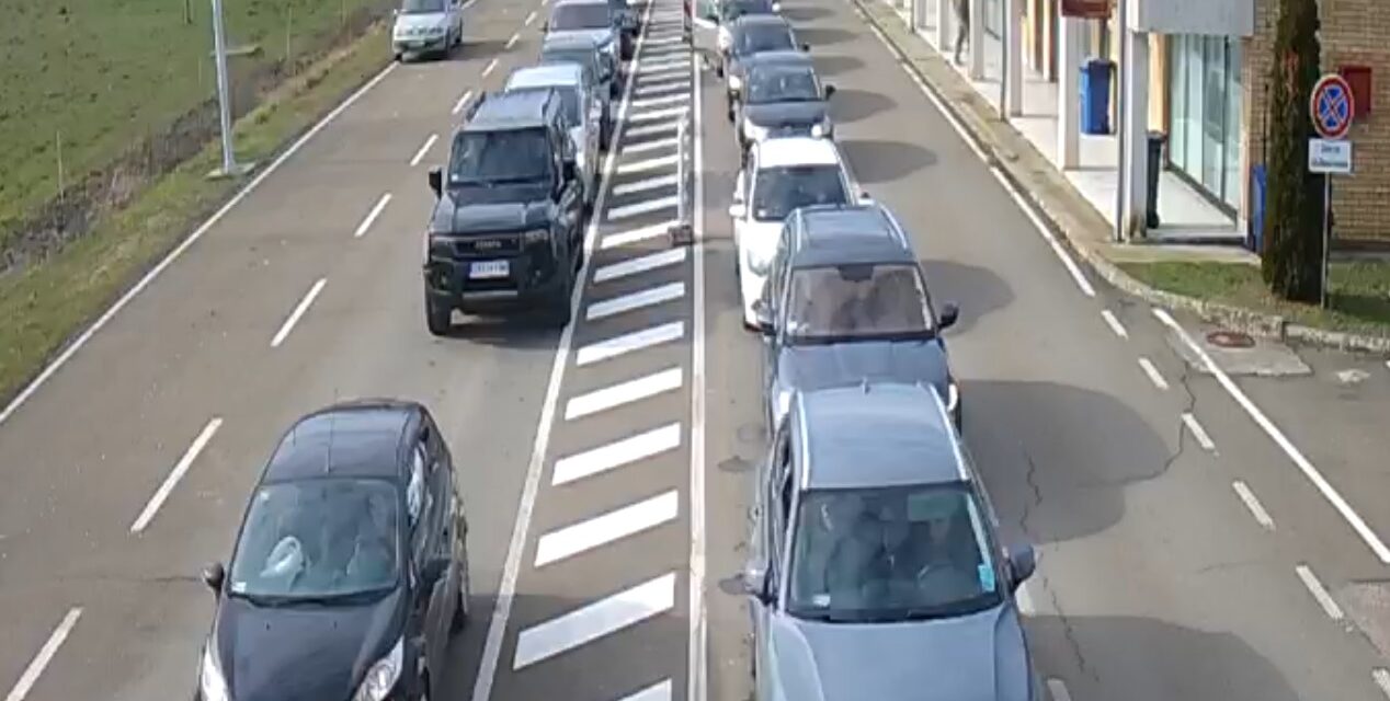 Több mint két órát kell várni Királyhalomnál, káosz várható a határokon