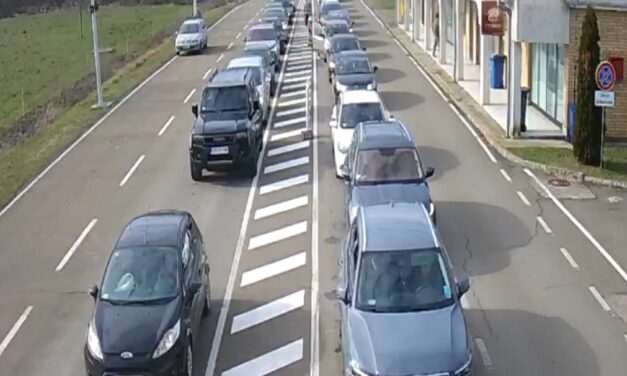 Több mint két órát kell várni Királyhalomnál, káosz várható a határokon