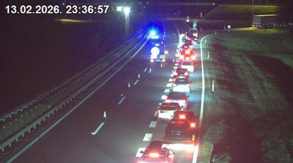 Négyen futottak át az autópályán, ketten meghaltak