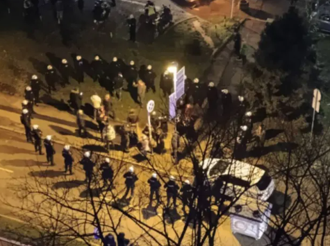 Vadászták a rendőrök az egyetemistákat és a polgárokat Belgrádban