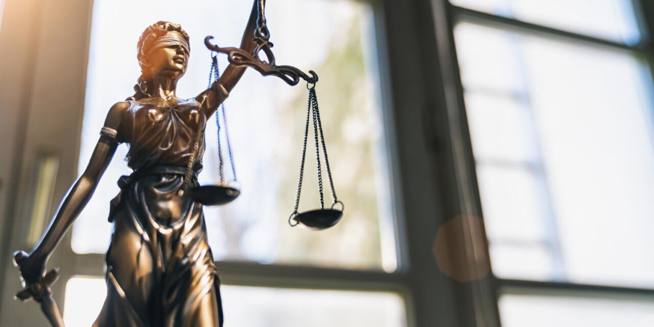 Jogállamiság jobbra, Szerbia balra