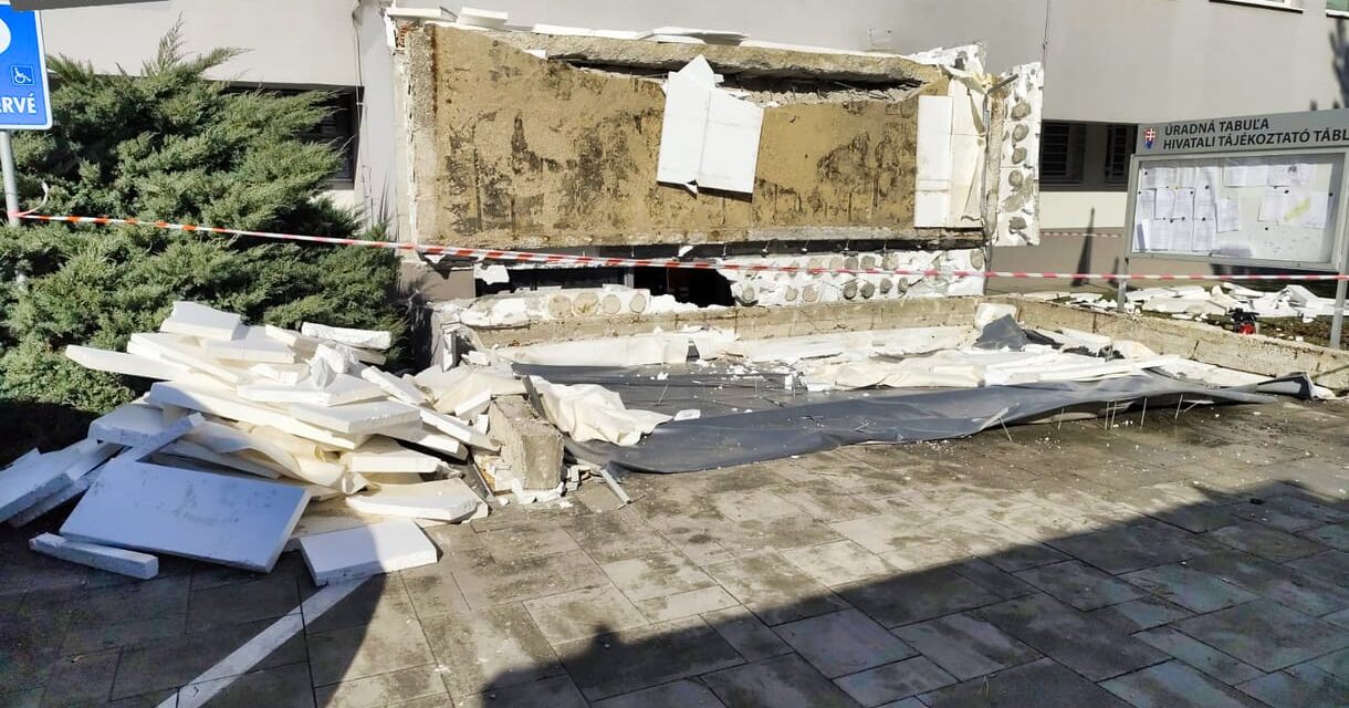 Lezuhant a komáromi ügyfélközpont előtetője, egy férfi meghalt, többen megsérültek