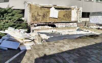 Lezuhant a komáromi ügyfélközpont előtetője, egy férfi meghalt, többen megsérültek