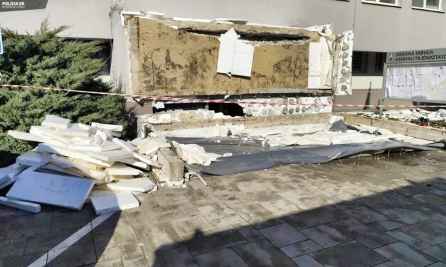 Lezuhant a komáromi ügyfélközpont előtetője, egy férfi meghalt, többen megsérültek