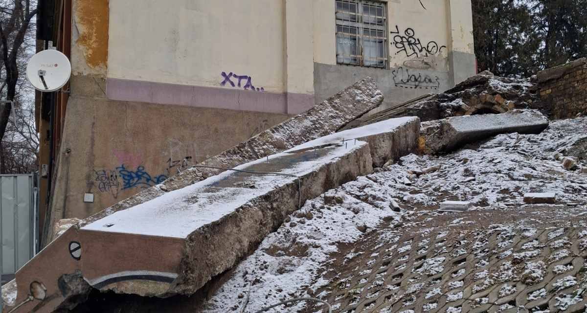 A teljes fal leomlott a szabadkai aluljárónál