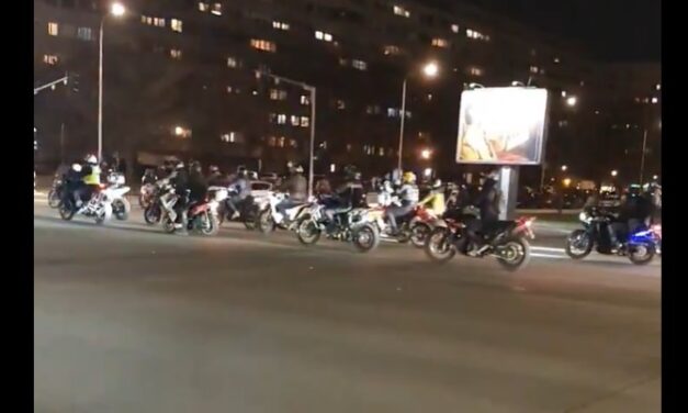 A rendőrség lefoglalta a motorjaikat, tiltakozó menetre indultak a motorosok Belgrádban