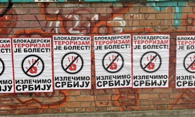 Kihelyezni lehetett, de levenni nem engedték a gyűlöletkeltő plakátokat Újvidéken