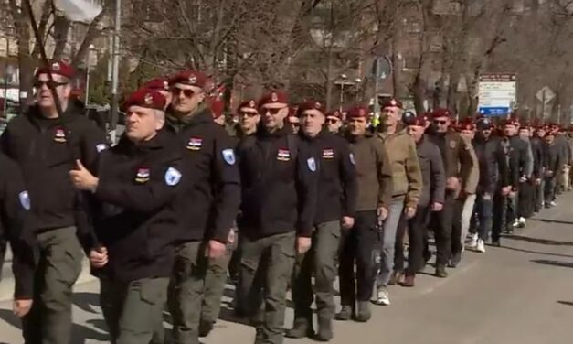 Az alkotmányos rend megdöntésével vádolt veteránokért tüntettek Kraljevóban