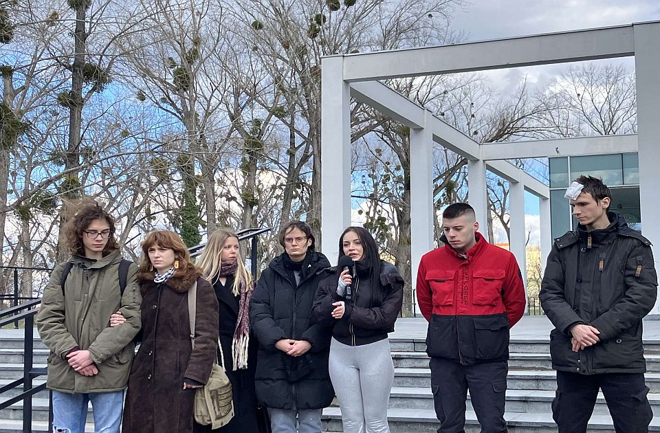 <span class="entry-title-primary">Átszakadt dobhártya, betört fejek</span> <span class="entry-subtitle">A rendőrök csak nézték, hogyan verik a tiltakozó fiatalokat</span>