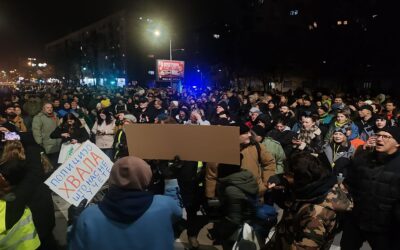 Újvidéken incidens nélkül, Újbelgrádban rendőri rohamtámadással ért véget a tüntetés (videóval)
