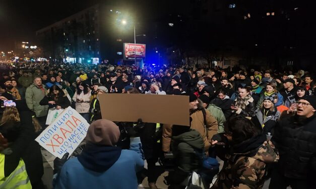 Újvidéken incidens nélkül, Újbelgrádban rendőri rohamtámadással ért véget a tüntetés (videóval)