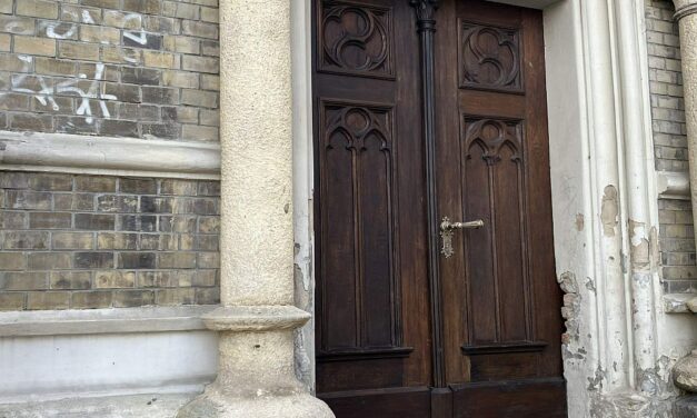Helyére került a restaurált templomajtó Újvidéken