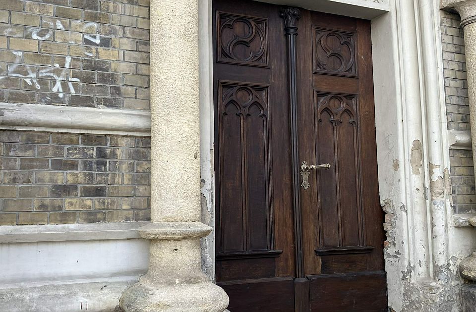 Helyére került a restaurált templomajtó Újvidéken