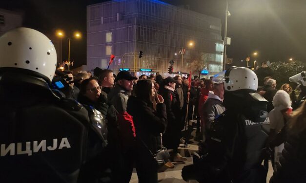 Összecsaptak a tiltakozók és a haladó szimpatizánsok Újvidéken