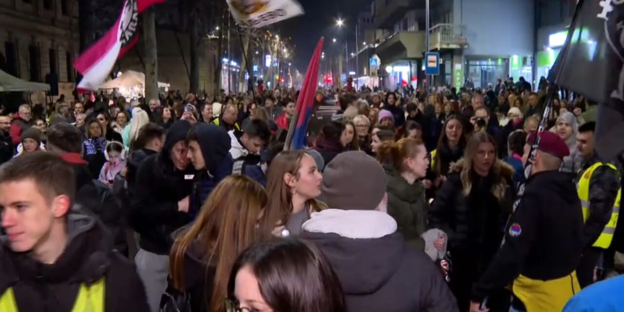 Megérkeztek a diákok Valjevóba, piros szőnyeggel várták őket (videóval)