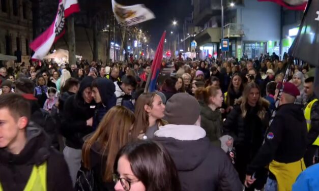 Megérkeztek a diákok Valjevóba, piros szőnyeggel várták őket (videóval)