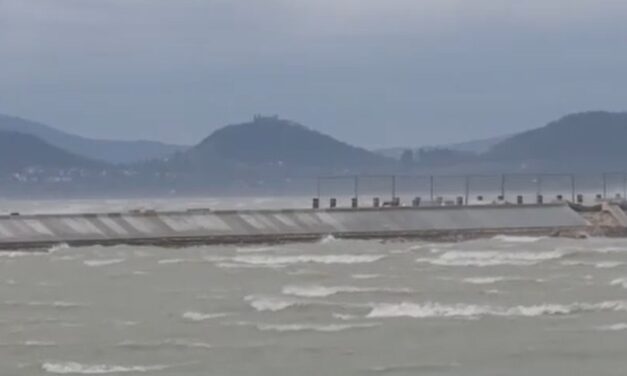 128 km/órás orkán csapott le a Balatonra – fákat döntött ki, leállt a vasúti közlekedés