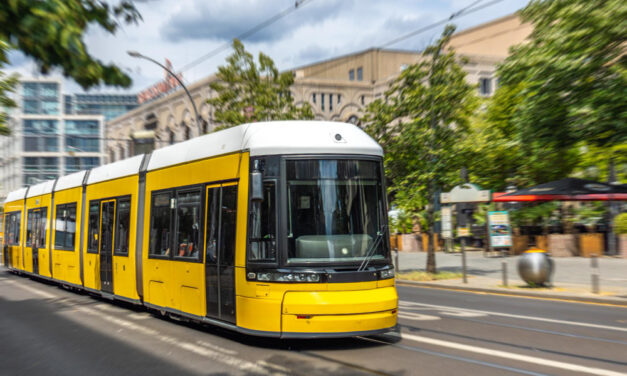 Kisiklott egy villamos Milánóban