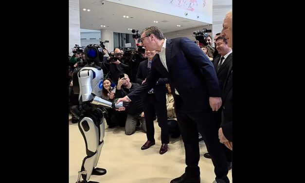 Vučić humanoid robotokkal találkozott: Már csak a kólót kell megtanulniuk táncolni