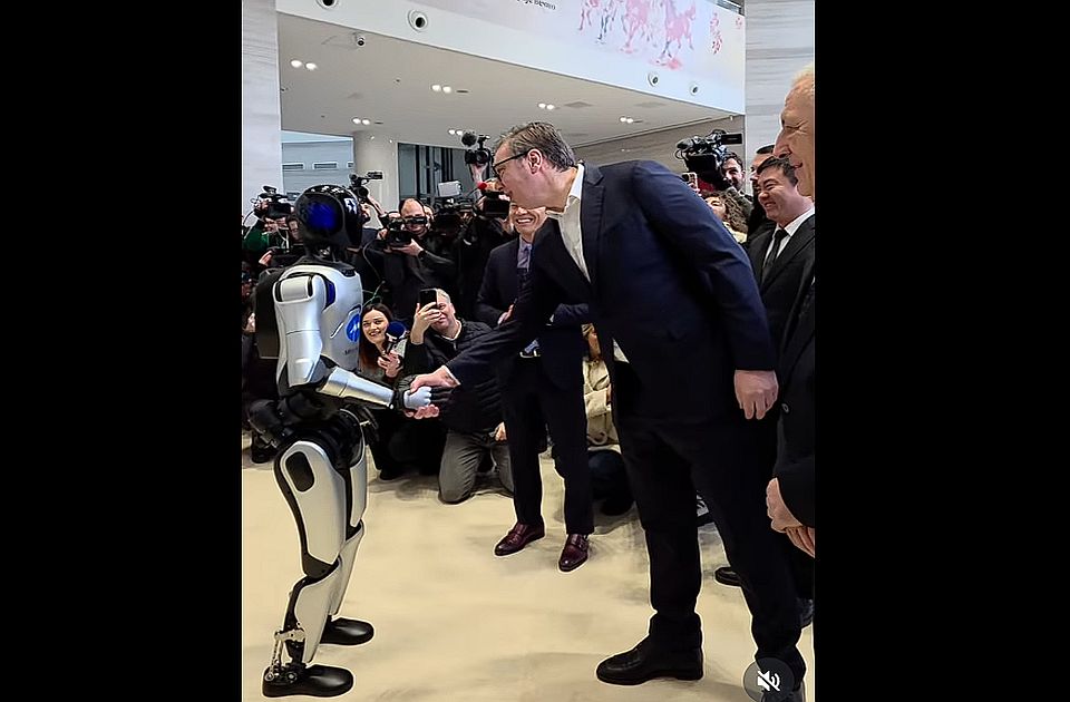 <span class="entry-title-primary">Vučić humanoid robotokkal találkozott: Már csak a kólót kell megtanulniuk táncolni</span> <span class="entry-subtitle">A robot üdvözölte és jellemezte is a szerb államfőt - 2030-ban már Szerbiában gyárthatják a robotokat</span>