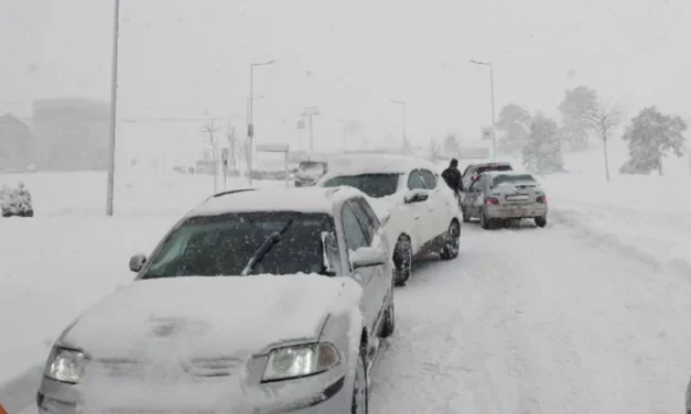 A hó fogságába kerültek a zlatibori turisták (videóval)