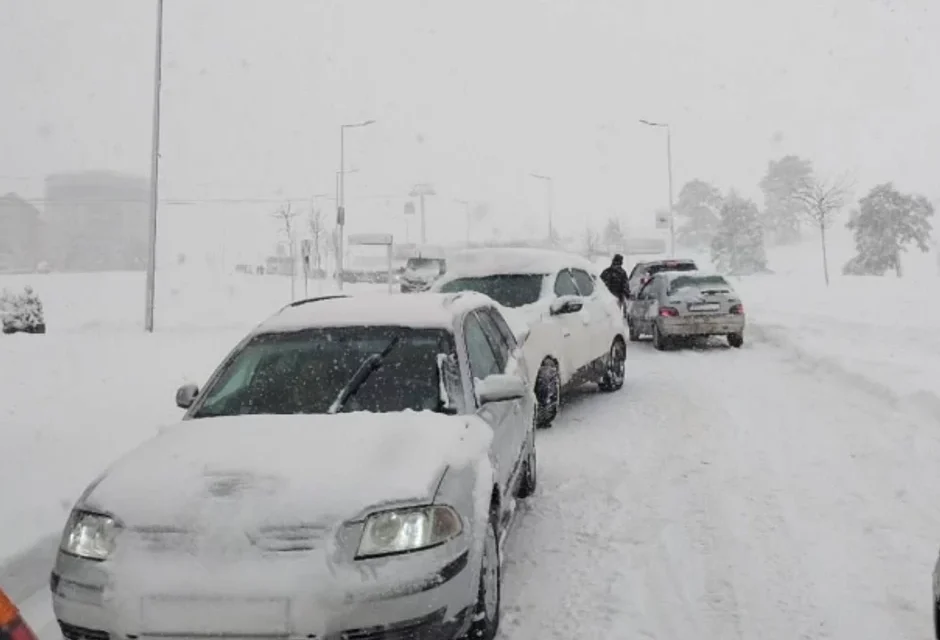 A hó fogságába kerültek a zlatibori turisták (videóval)