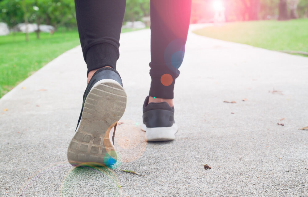 Nyolcéves bátyja sétál a beteg húgáért, a gyógyításra gyűjtenek