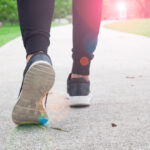 Nyolcéves bátyja sétál a beteg húgáért, a gyógyításra gyűjtenek