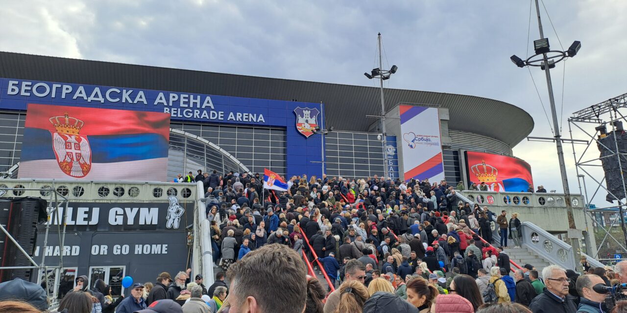 Így verbuválta a közönséget a Szerb Haladó Párt az Aréna-beli rendezvényre