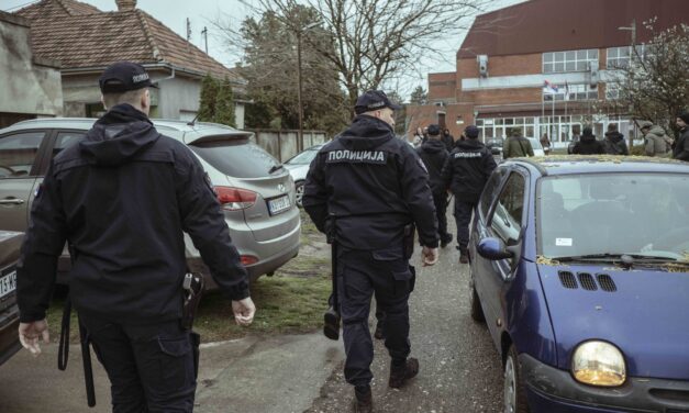 Ismeretlen személyek lezárták a cservenkai 19-es szavazóhelyiséget