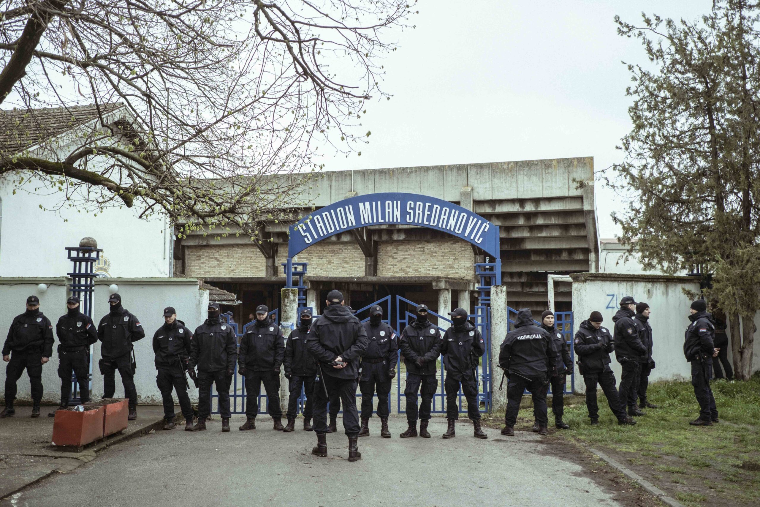 A rendőrség sorfalat áll a kúlai stadion előtt, ahová a verőlegények húzódtak be (Fotó: Mina Delić)